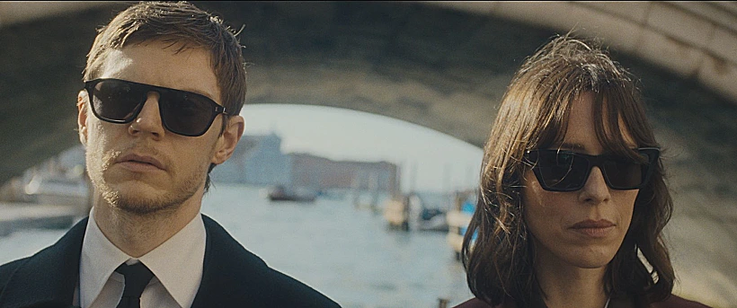 אוון פיטרס ורבקה הול