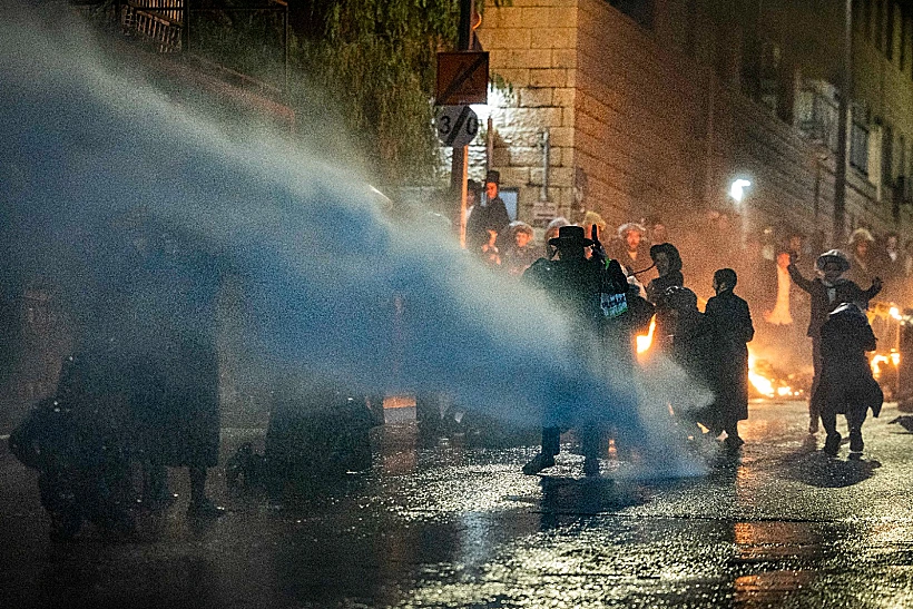 חרדים קיצונים מפגינים בירושלים נגד נתיחת גופות התינוקות