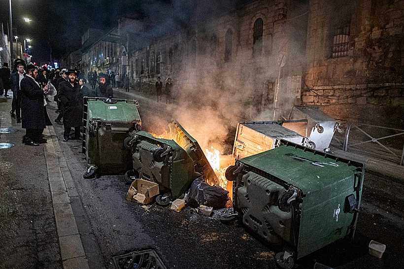 חרדים קיצונים מפגינים בירושלים נגד נתיחת גופות התינוקות