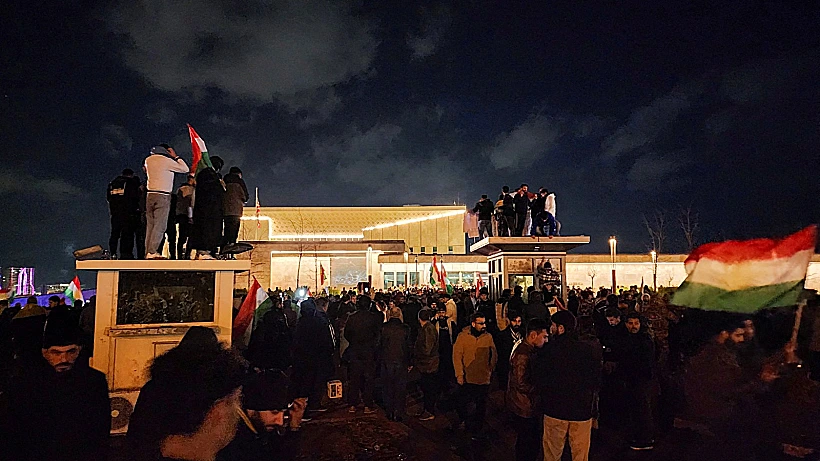 מפגינים פרו-כורדים מפגינים מול שגרירות ארה"ב בארביל שבכורדיסטאן העיראקית