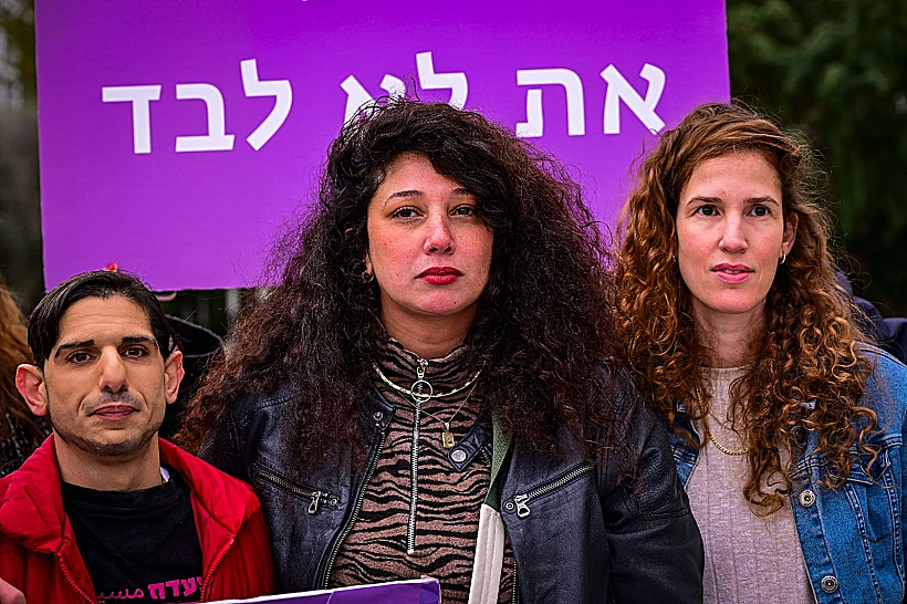 שי-לי עטרי מחוץ לבית המשפט