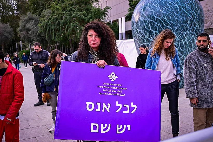 שי-לי עטרי מחוץ לבית המשפט