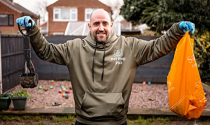 קייל ניוביי, שאוסף צואת כלבים למחייתו