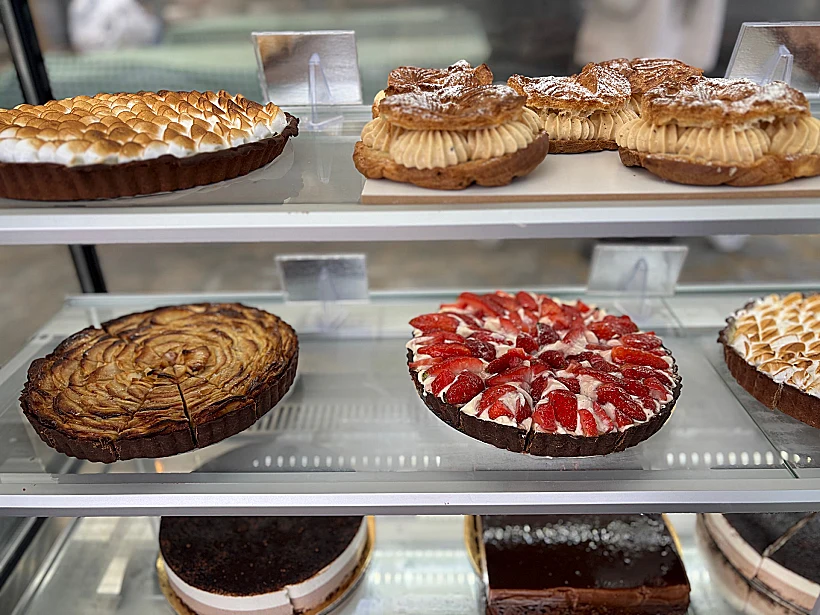 ויטרינת הקינוחים בפרקש פטיסרי