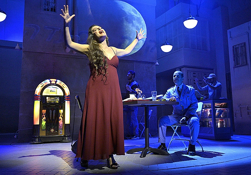 מירי מסיקה וששון גבאי במחזמר "ביקור התזמורת"