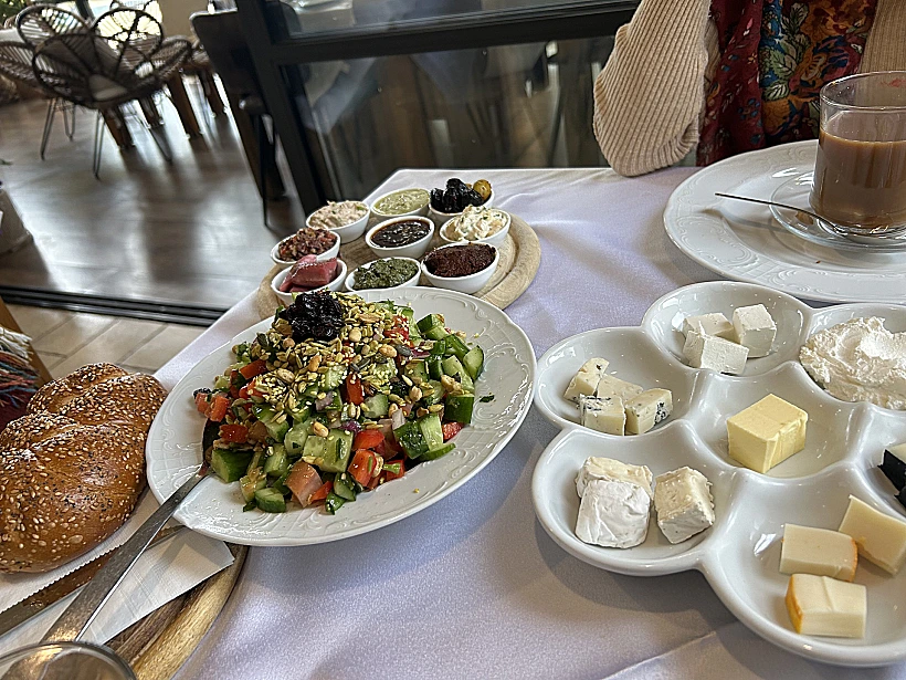 ארוחת בוקר בקפה עץ התאנה