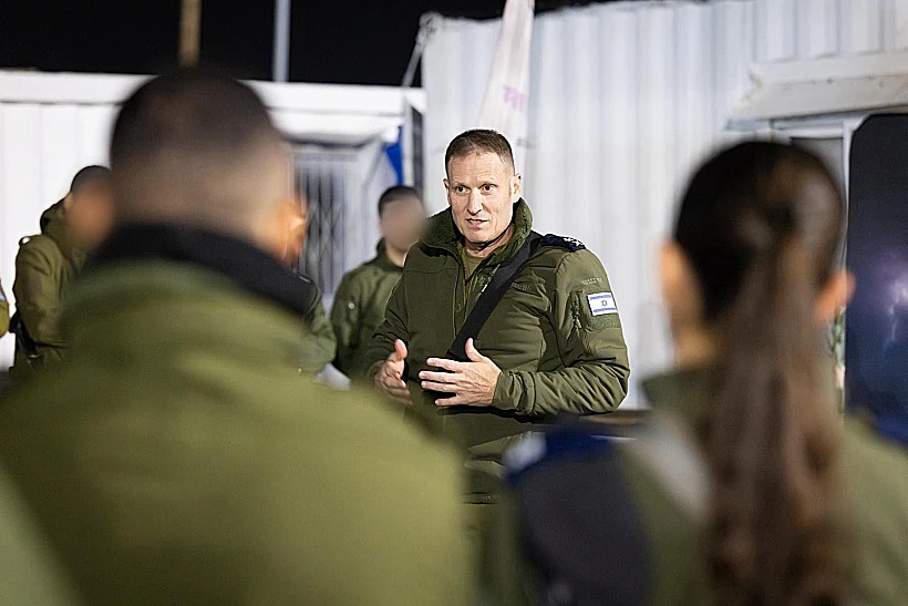 מפקד חיל האוויר האלוף תומר בר בסוללת כיפת ברזל