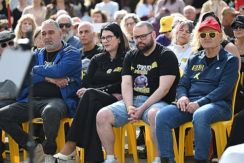 איתן הורן עם משפחת גואילי בקבלת שבת בכיכר החטופים