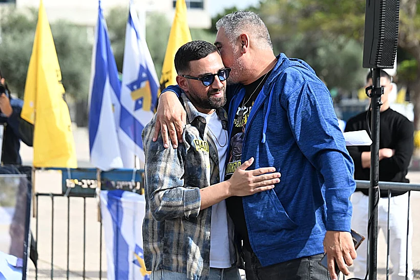 איציק גואילי ושגב כלפון בקבלת שבת בכיכר החטופים