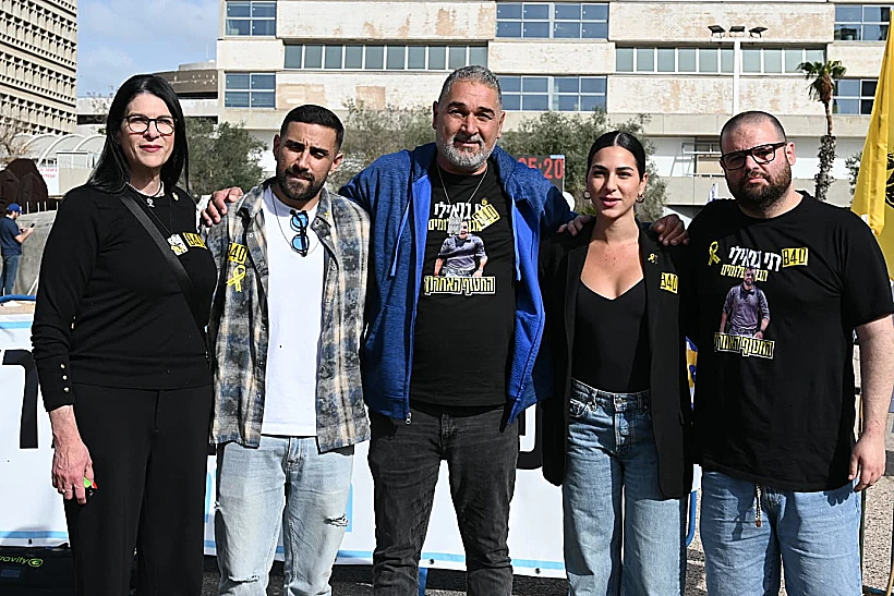 איתן הורן ושגב כלפון עם משפחת גואילי בקבלת שבת בכיכר החטופים