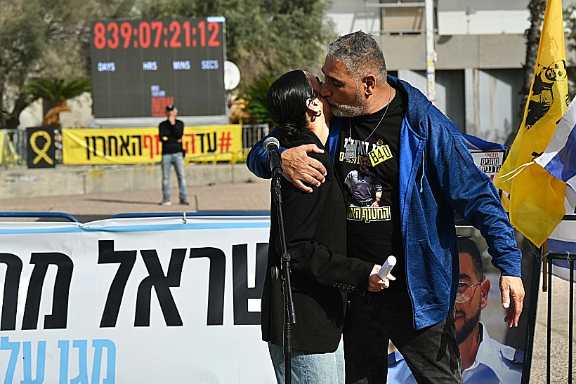 איציק ושירה גואילי בקבלת שבת בכיכר החטופים