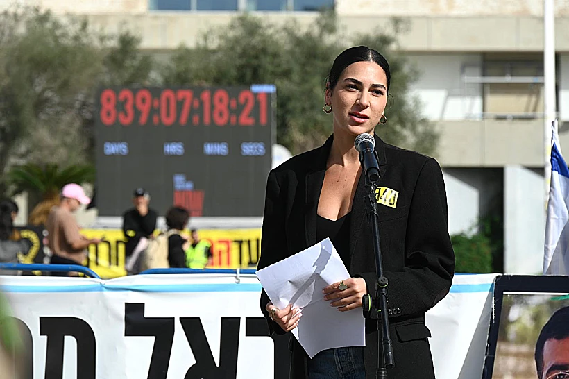 שירה גואילי בקבלת שבת בכיכר החטופים