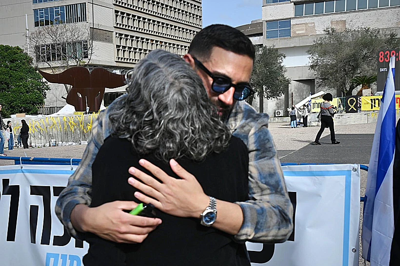 שגב כלפון והדסה לזר בקבלת שבת בכיכר החטופים