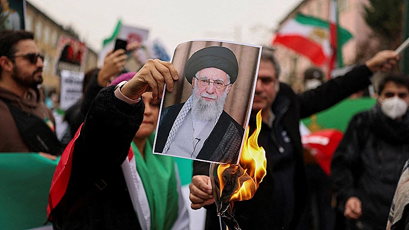 שורפים תמונה של חמינאי בהפגנת תמיכה בעם האיראני במילאנו