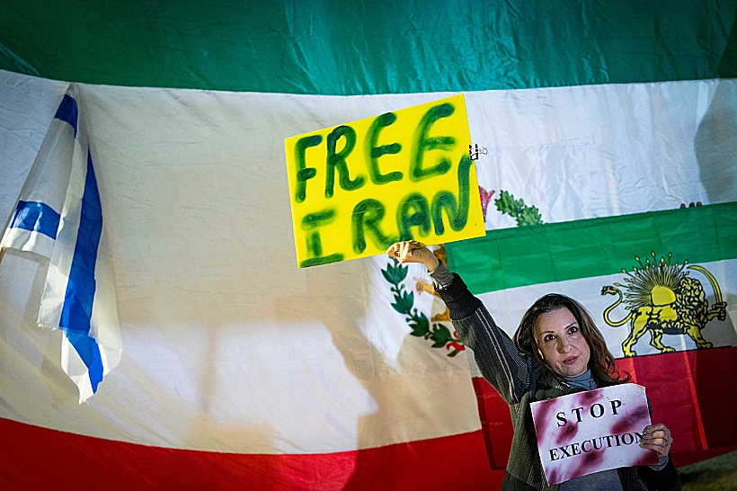 אזרחים ישראלים בהפגנת תמיכה למען העם האיראני בחולון