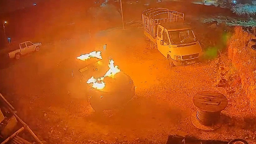 מתנחלים מציתים רכבים בכפר הפלסטיני עטארה