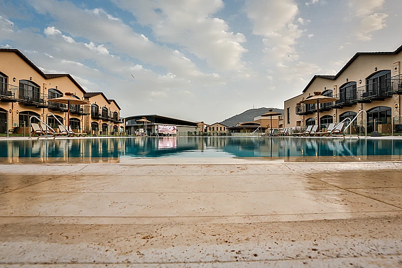 הבריכה במלון גליליון - באמצע בין שני מתחמי החדרים