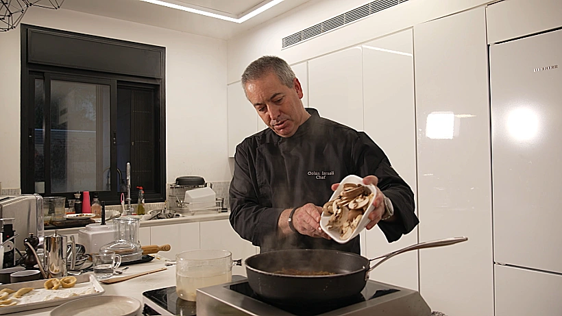 שף גולן ישראלי מכין קרפלך במילוי עוף