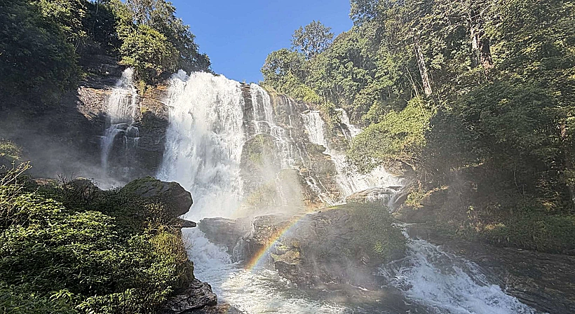 מפל Wachirathan בשמורת דוי אינתנון תאילנד