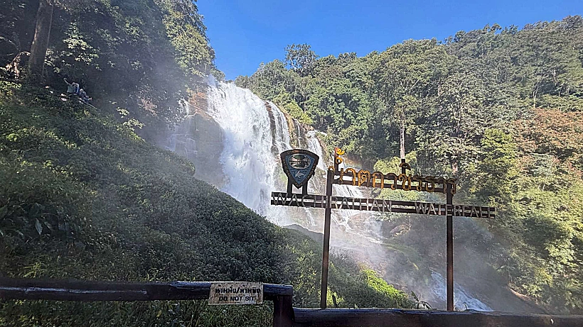 מפל Wachirathan בשמורת דוי אינתנון צ'אנג מאי תאילנד