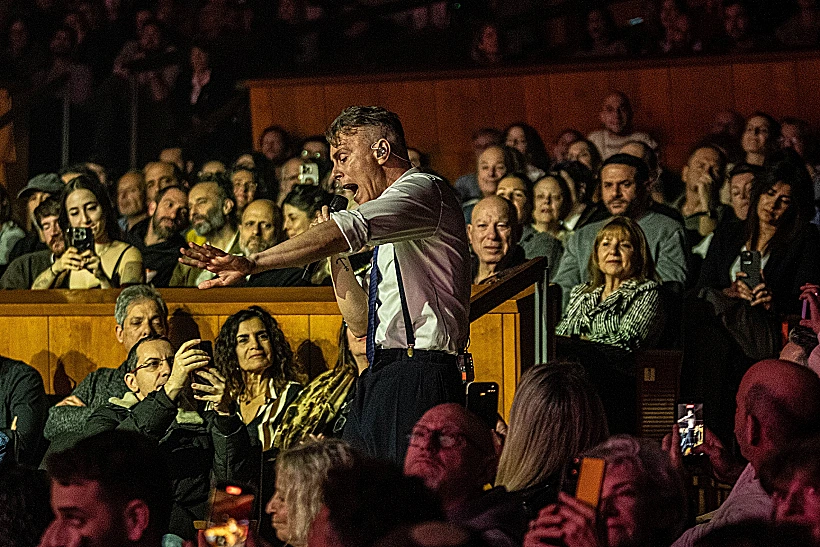 אסף אבידן בהופעה בהיכל התרבות תל אביב