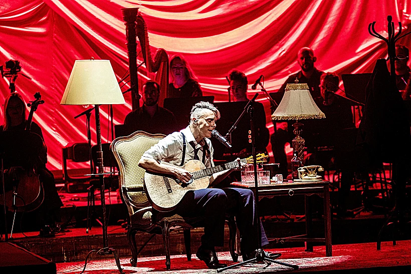 אסף אבידן בהופעה בהיכל התרבות תל אביב