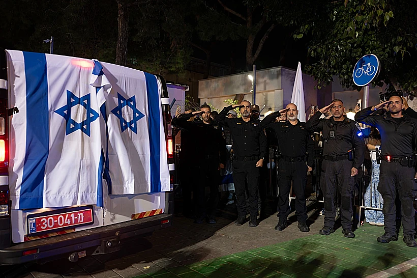 המפכ"ל דני לוי ושוטרים נוספים חולקים כבוד לשיירה המלווה את ארונו של רן גואילי