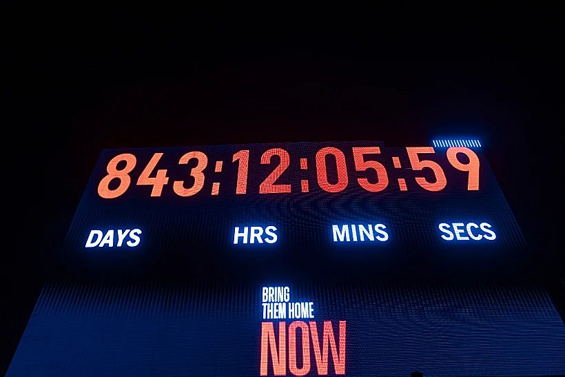 השעון בכיכר החטופים נעצר