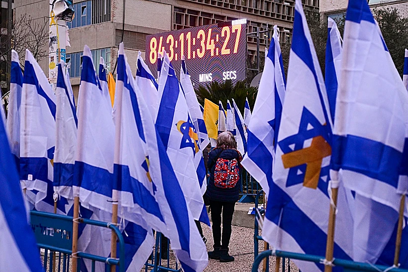 השעון בכיכר החטופים נעצר