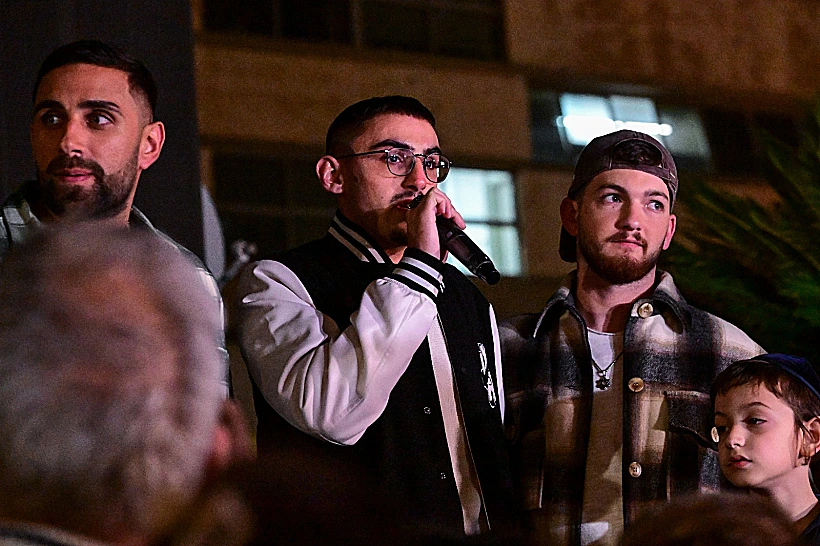 שורדי השבי בר קופרשטיין, רום ברסלבסקי ושגב כלפון בכיכר החטופים