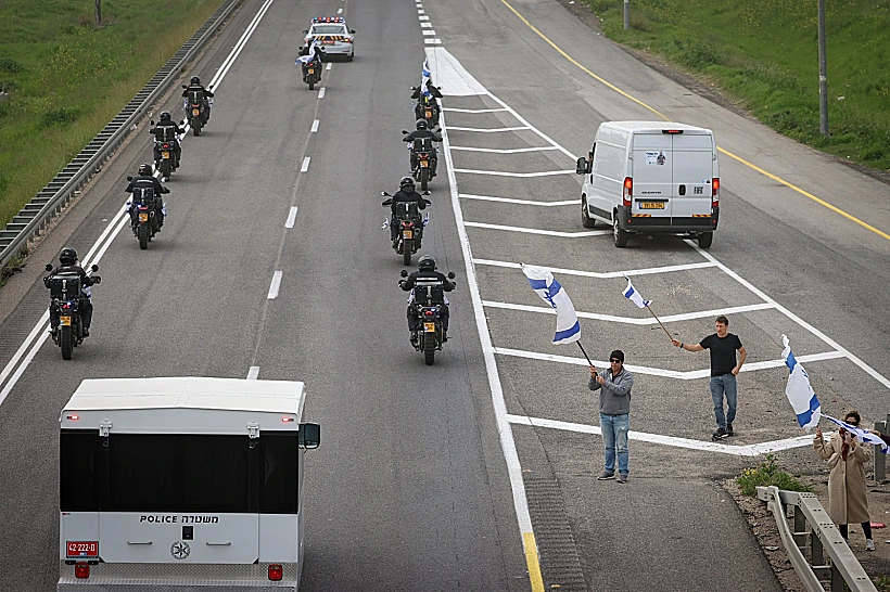 השיירה המשטרתית מלווה את ארונו של רן גואילי