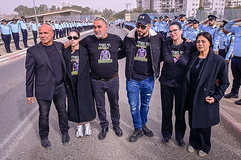 משפחת גואילי לצד השיירה המלווה את ארונו של רן