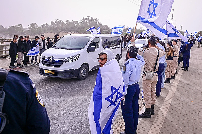 השיירה המשטרתית מלווה את ארונו של רן גואילי