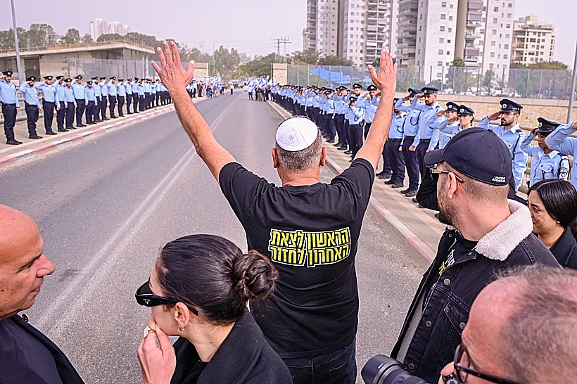 השיירה המשטרתית מלווה את ארונו של רן גואילי