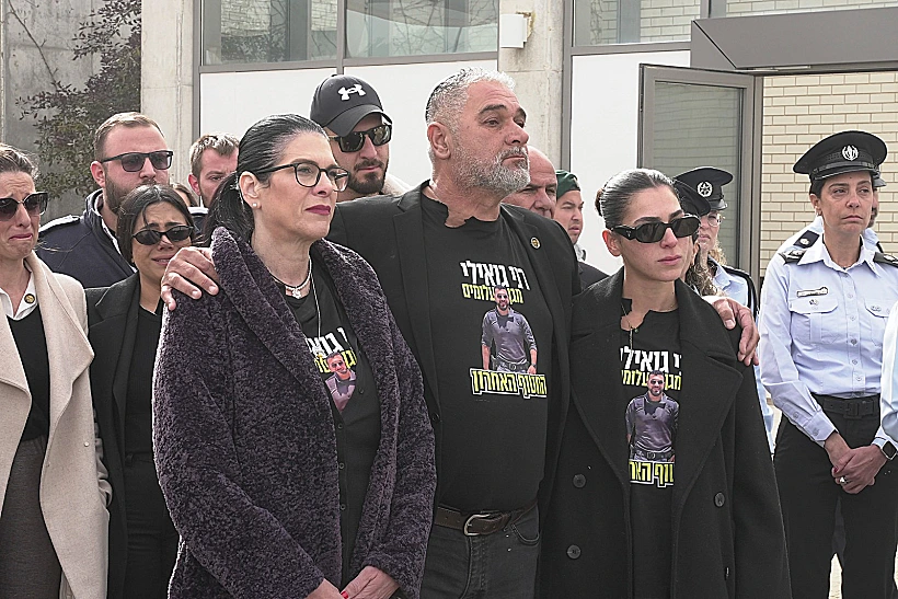 משפחת גואילי לצד השיירה המלווה את ארונו של רן