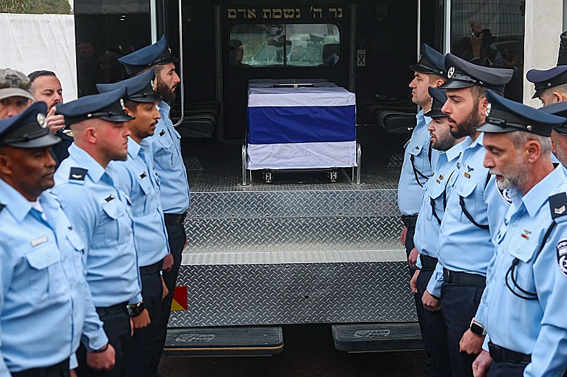 ארונו של רן גואילי בטקס ההספדים במיתר