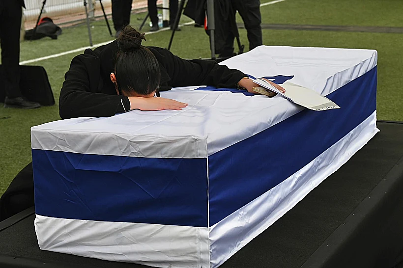 שירה גואילי מעל ארונו של אחיה רן