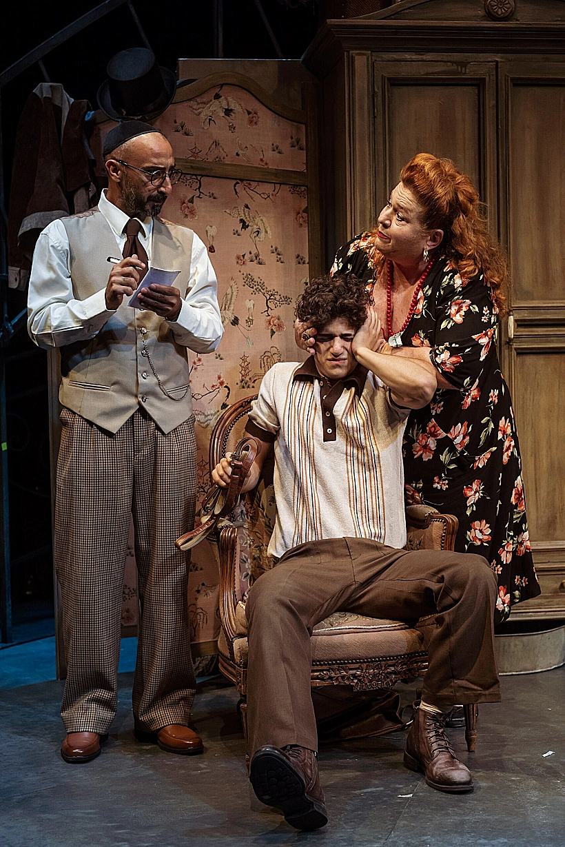 מתוך המחזה "כל החיים לפניו"