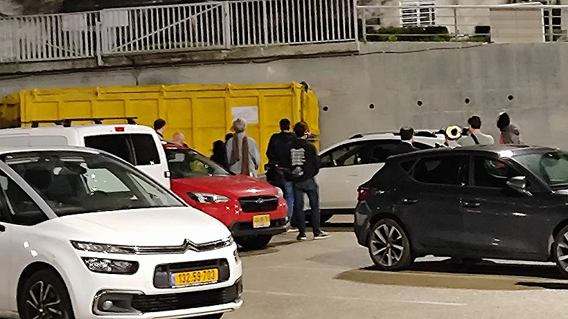 מרדכי דוד ופעילי ימין חוסמים את רכבו של אהרן ברק