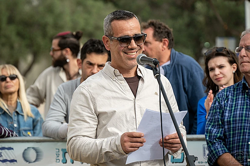 עמרי מירן בקבלת שבת בכיכר החטופים