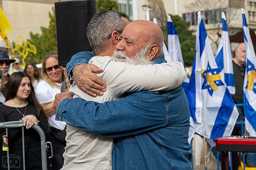 דני ועמרי מירן בקבלת שבת בכיכר החטופים