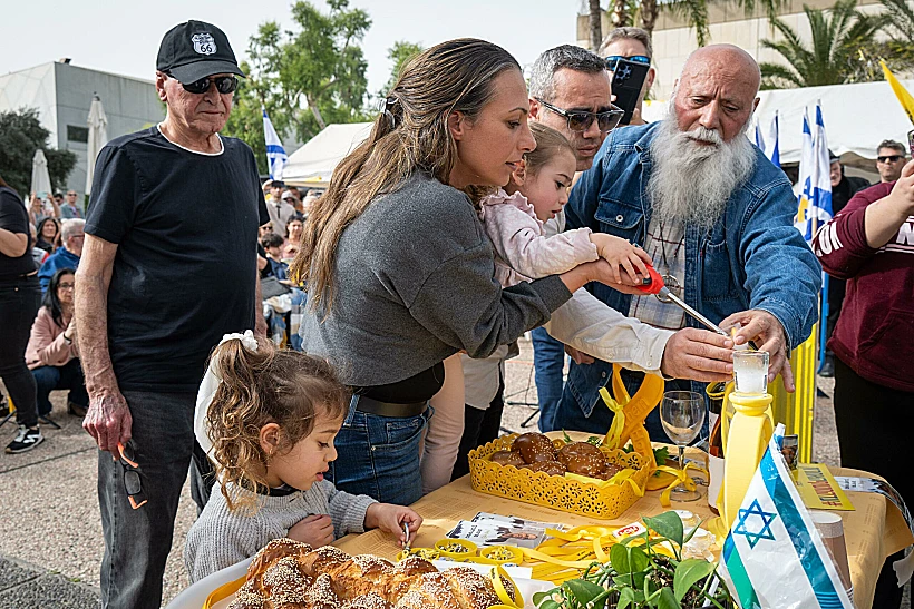 דני, לישי ועמרי מירן בקבלת שבת בכיכר החטופים