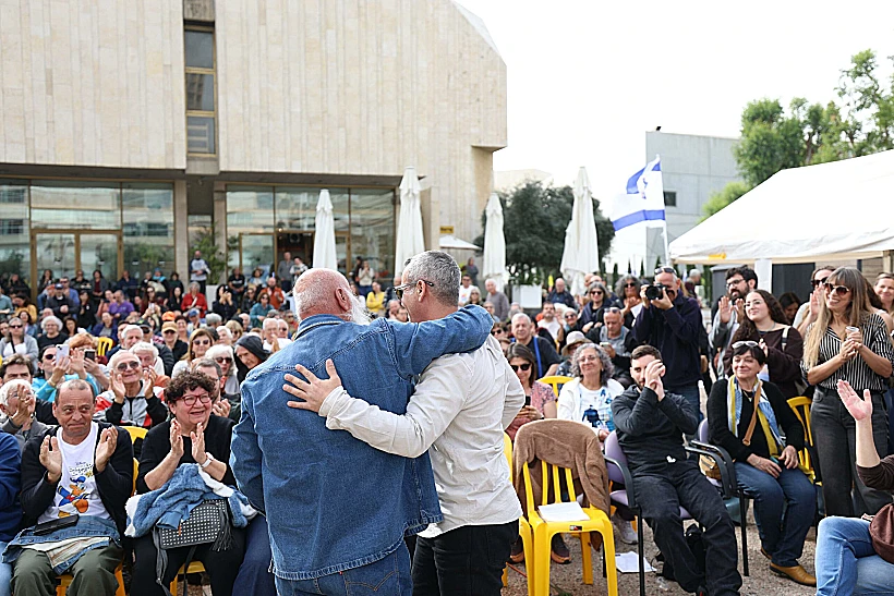 דני ועמרי מירן בקבלת שבת בכיכר החטופים