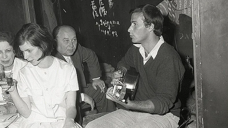 לוליק לוי מנגן במועדון הלילה "סוף העולם