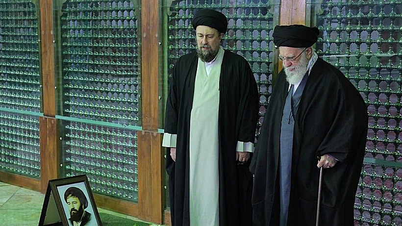 המנהיג העליון של איראן עלי חמינאי במתחם הקבר של ח'ומייני בטהרן