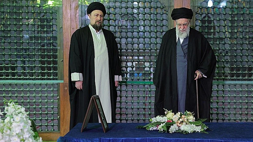 המנהיג העליון של איראן עלי חמינאי במתחם הקבר של ח'ומייני בטהרן