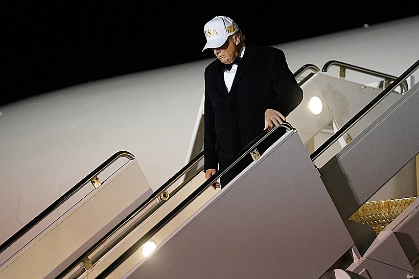 הנשיא דונלד טראמפ על סיפון מטוס האיירפורס 1