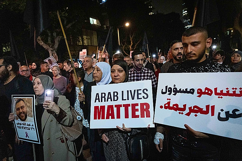 מפגינים בכיכר הבימה בת"א נגד האלימות בחברה הערבית