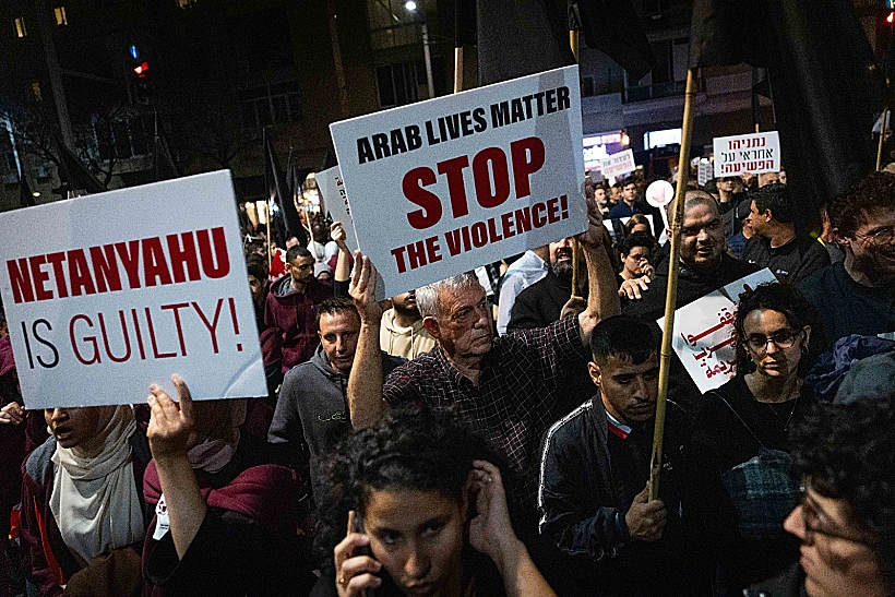 מפגינים בכיכר הבימה בת"א נגד האלימות בחברה הערבית