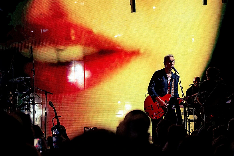 אסף אמדורסקי בהופעה בבארבי